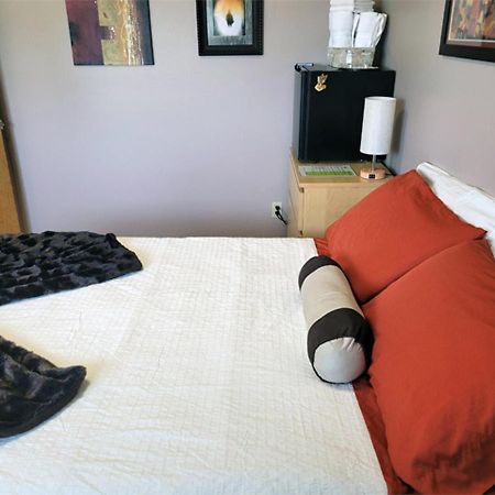 The Dewberry Homestay B&B Edmonton Exterior photo
