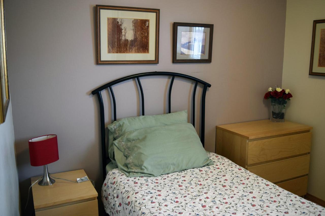 The Dewberry Homestay B&B Edmonton Exterior photo